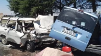 Kaza sonrası araçlar bu hale geldi: 2 kişi hayatını kaybetti, 1 kişi yaralı olarak kurtuldu