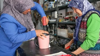 Gelinle kaynana birlikte elektrikli ev aletlerini tamir ediyorlar