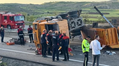 Trafik felaketi: Kamyon devrildi, yollar kapandı