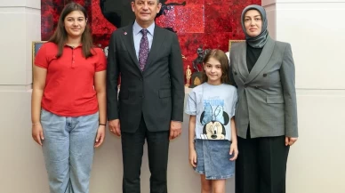 CHP Milletvekili Özgür Özel, Ayşe Ateş ve kızlarıyla samimi bir buluşma gerçekleştirdi