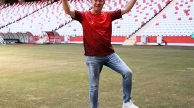 Antalyaspor, Sümer Ezgü'nün özgün yorumuyla milli takım marşını paylaştı!