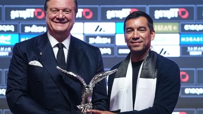 Giovanni van Bronckhorst, Beşiktaş ile anlaşarak resmen sözleşme imzaladı: İlk açıklamaları!