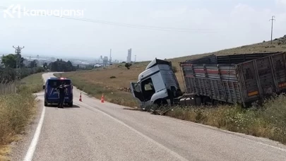 Kamyonetle Tırın Korkunç Kaza Anı: 3 Kişi Hayatını Kaybetti, 2 Kişi Yaralı!