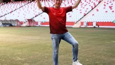 Antalyaspor, Sümer Ezgü'nün özgün yorumuyla milli takım marşını paylaştı!