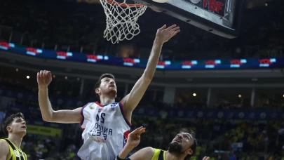 Anadolu Efes, Fenerbahçe Beko'yu tek sayı farkla mağlup ederek seride umut verdi