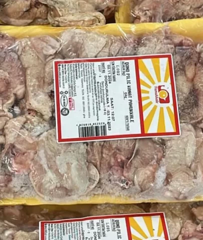 Markette şaşırtıcı manzara: Tavukların tüy rengi aniden değişti, fiyatları ise 50 TL'ye yükseldi.
