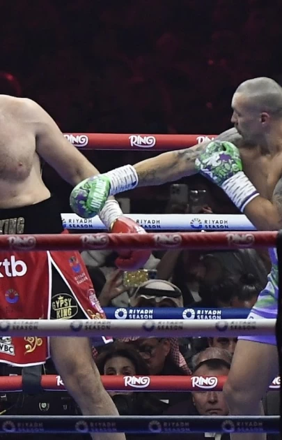 Usyk, Fury'yi mağlup ederek şampiyonluk kemerlerini korudu ve cebine 190 milyon dolar koydu!