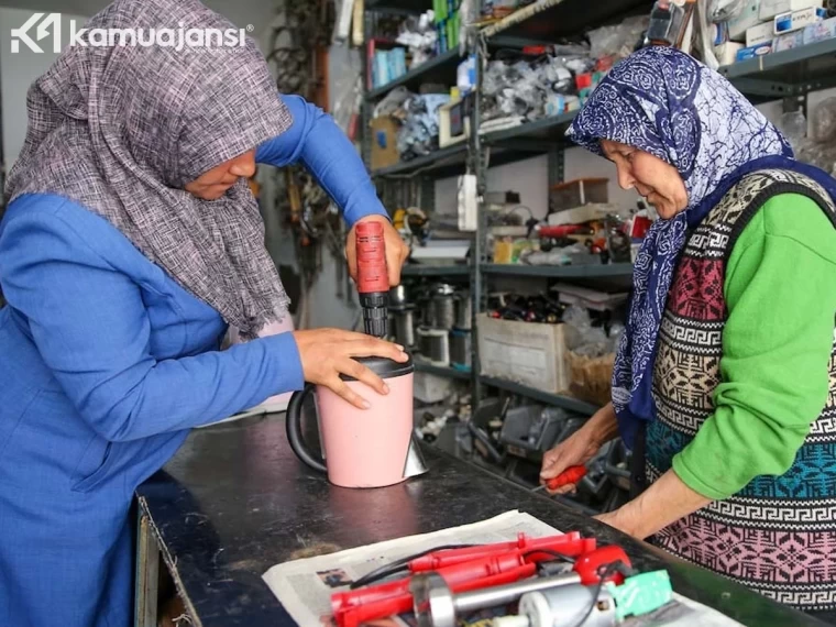 Gelinle kaynana birlikte elektrikli ev aletlerini tamir ediyorlar