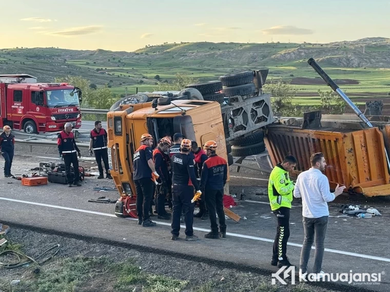 Trafik felaketi: Kamyon devrildi, yollar kapandı