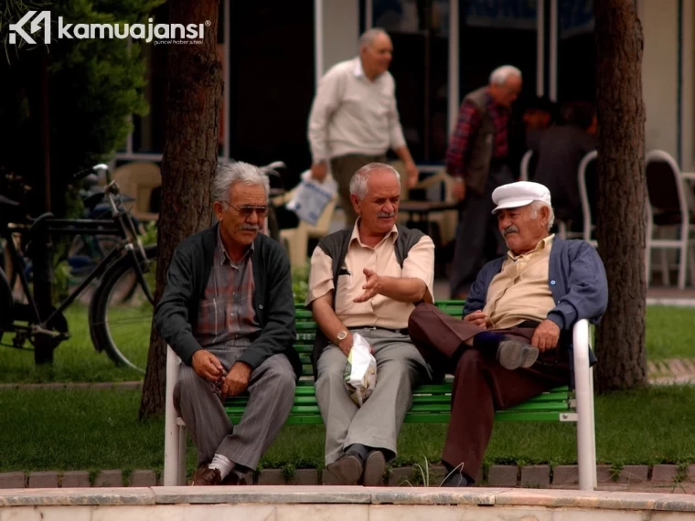 Emekli maaşıyla geçinmekte zorlanan yaşlı, yüksek yaşam maliyeti nedeniyle huzurevine sığınıyor