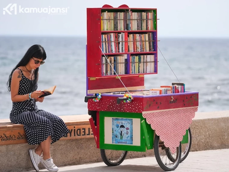 Seyyar kütüphanesiyle mahalleleri dolaşıyor