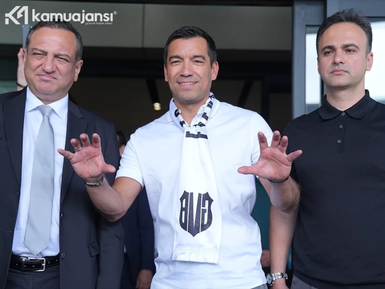 Beşiktaş'ın yeni hocası Giovanni van Bronckhorst İstanbul'a adım attı