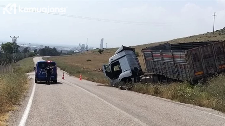 Kamyonetle Tırın Korkunç Kaza Anı: 3 Kişi Hayatını Kaybetti, 2 Kişi Yaralı!