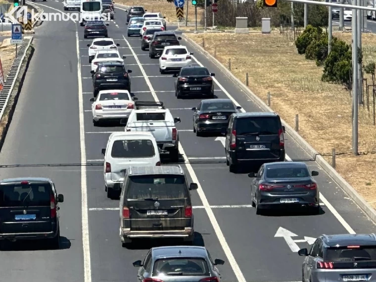 Bayram tatilinin son gününde dönüş yolculuğunda trafik sıkışıklığı yaşanıyor