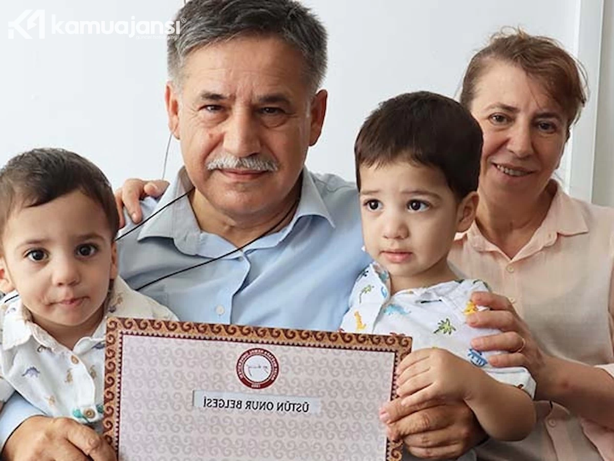 "63 Yaşındaki Birey, 8. Üniversitesinden Birincilikle Mezun Oldu!"