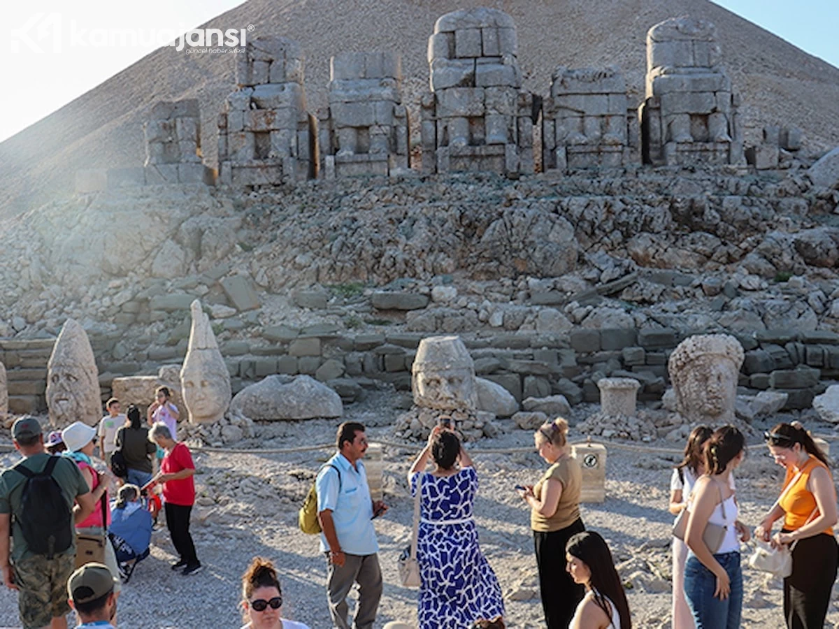 Nemrut Dağı'na Bayram Boyunca 8 Bin Ziyaretçi Akın Etti