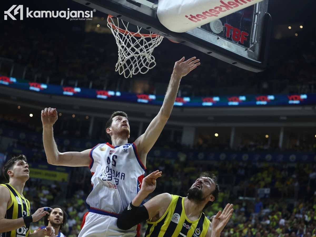 Anadolu Efes, Fenerbahçe Beko'yu tek sayı farkla mağlup ederek seride umut verdi