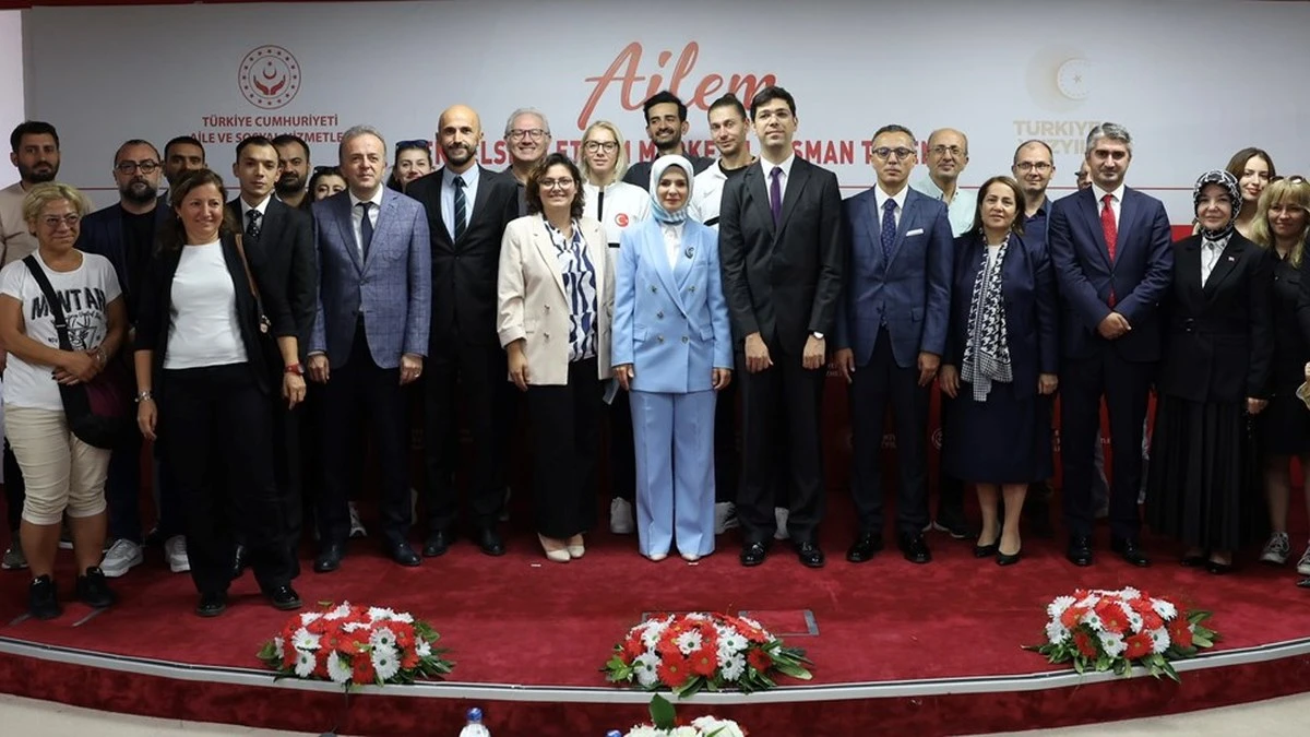 AİLEM Engelsiz İletişim Merkezi tanıtım töreninde Bakan Göktaş ve katılımcılar