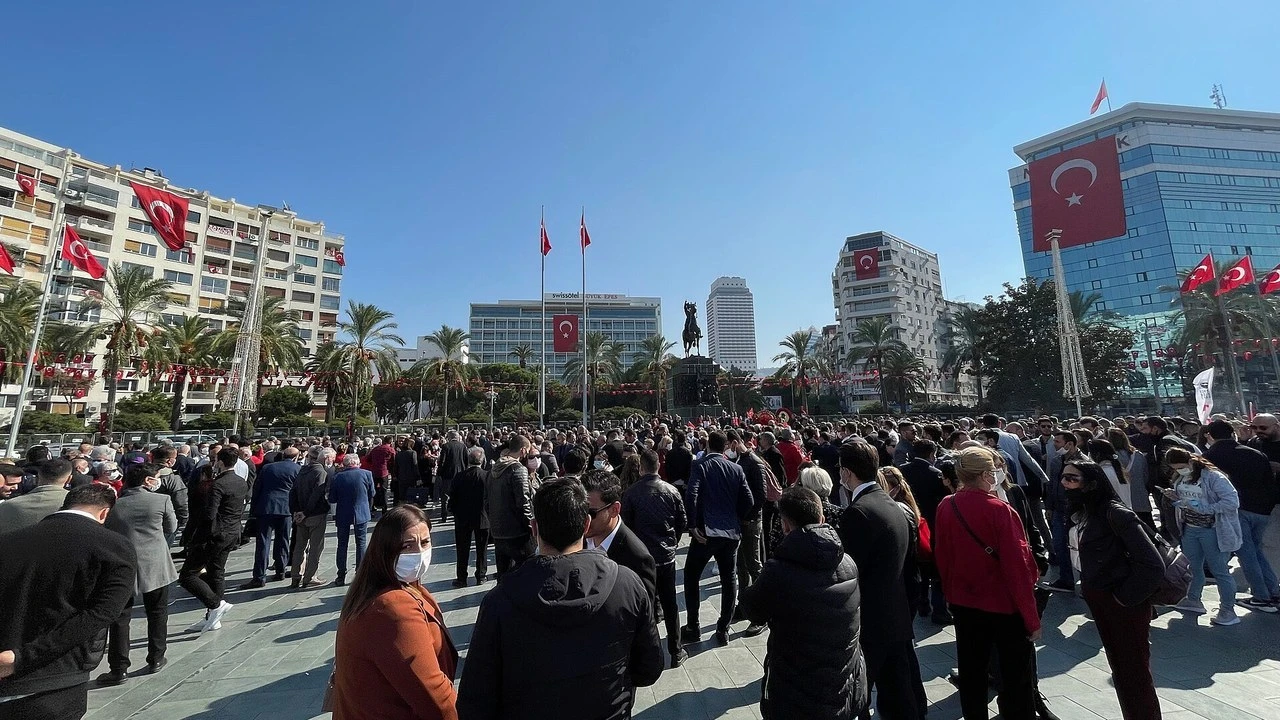 İzmir Cumhuriyet Meydanı'nda 29 Ekim Cumhuriyet Bayramı töreni için toplanan kalabalık